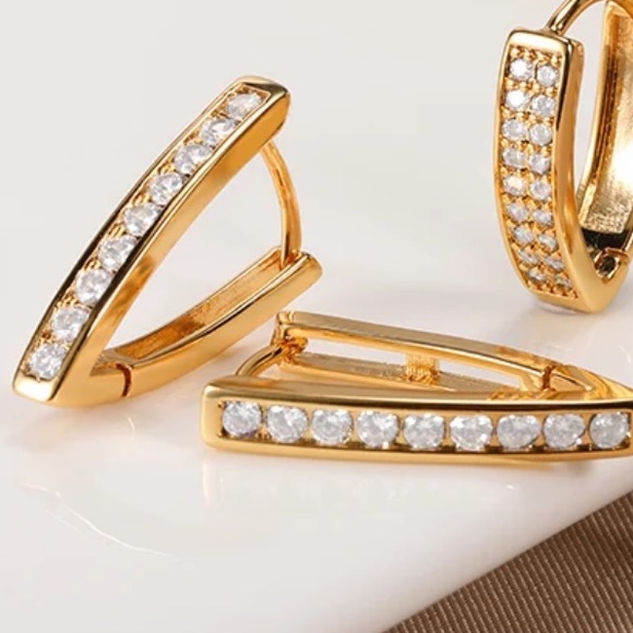 💛Gold plated CZ V-shaped earrings - Picture 3 of 5